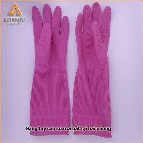 Găng tay cao su dài là loại chất liệu từ cao su latex, có độ dày và chiều dài lên gần khửu tay